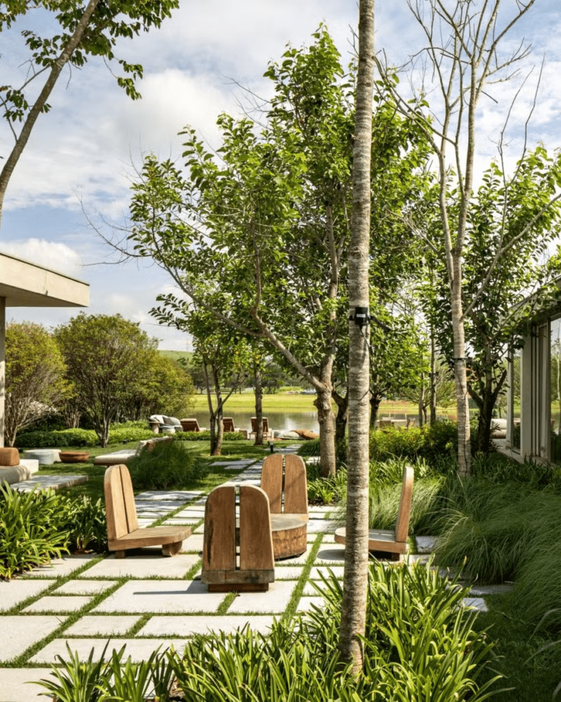 Jardim com árvores